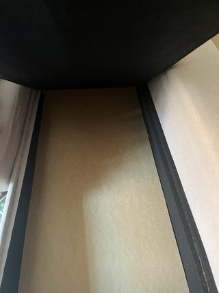 sofa de tres plazas tipo chaise longue.
