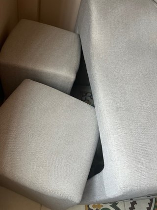 sofa de tres plazas tipo chaise longue.