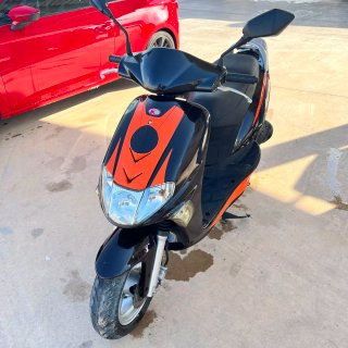 Moto Scooter Vitality 2T Negra y Naranja