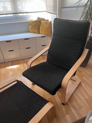 Butaca IKEA POÄNG + reposapeus, negre/fusta