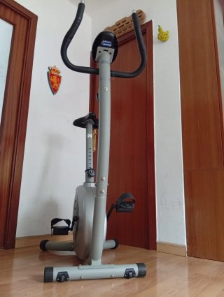 Bicicleta Estática Gris y Plateada
