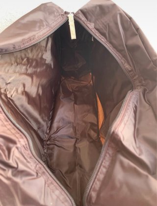 Bolso de viaje marrón y beige