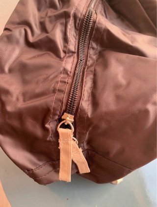 Bolso de viaje marrón y beige