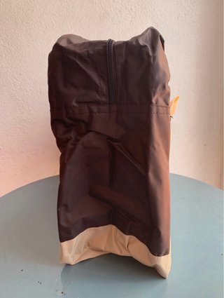 Bolso de viaje marrón y beige