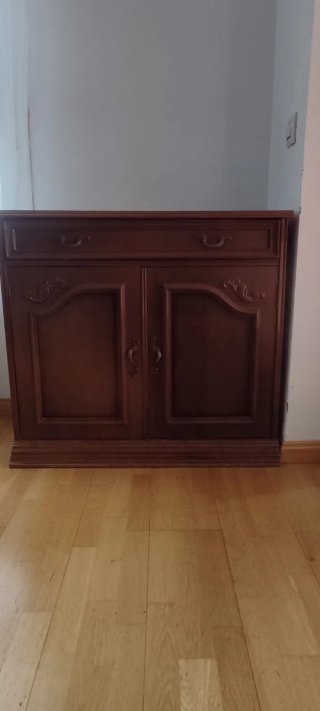 Mueble de madera marrón
