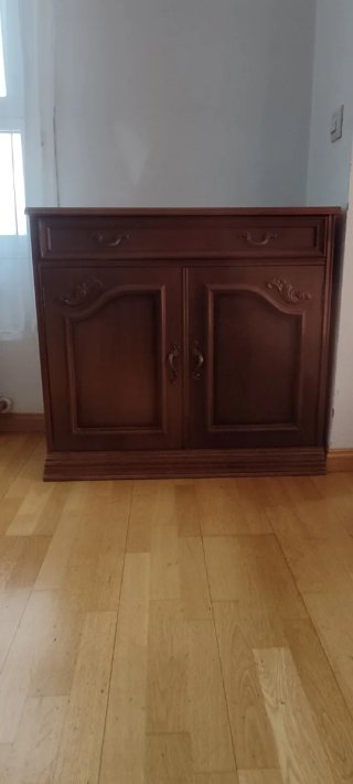 Mueble de madera marrón