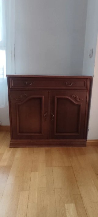Mueble de madera marrón
