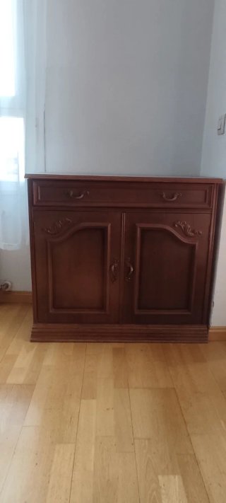 Mueble de madera marrón
