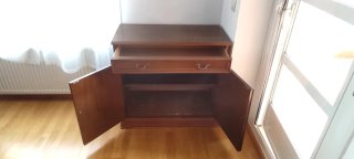 Mueble de madera marrón