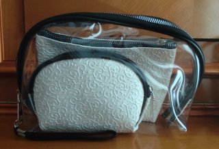 Set de neceseres marfil y/o crema.
