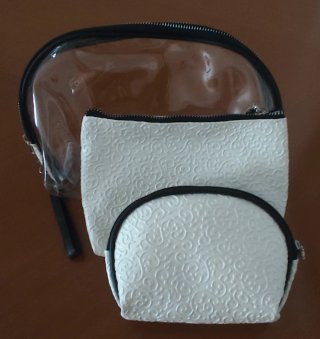 Set de neceseres marfil y/o crema.