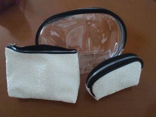 Set de neceseres marfil y/o crema.