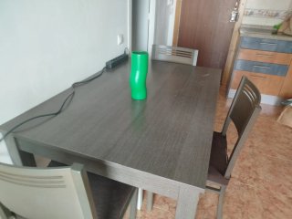 Mesa de comedor oscura