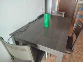 Mesa de comedor oscura