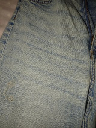 Pantalón vaquero claro estética desgastada de niña