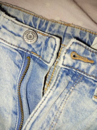 Pantalón vaquero claro estética desgastada de niña