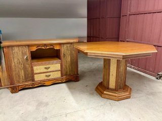 Mesa de salón extensible de madera y ratán