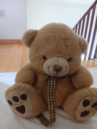 Oso de peluche marrón con pajarita
