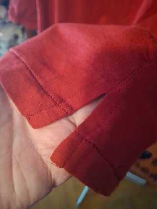 Camiseta Roja con bolsillo inclinado
