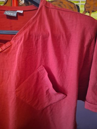 Camiseta Roja con bolsillo inclinado