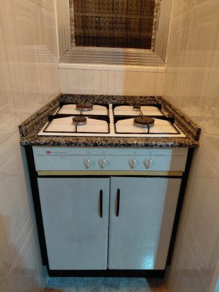 Encimera de gas butano. Mueble incluido