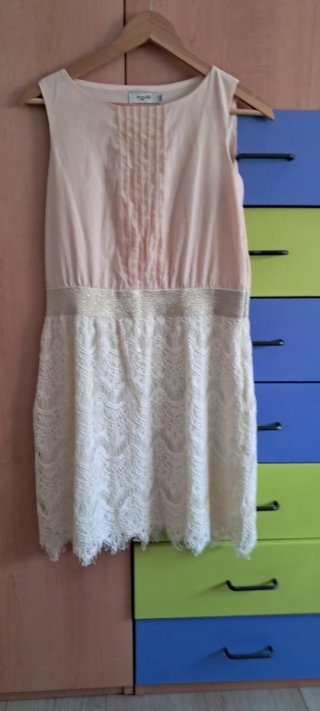 Vestido beige y rosa claro con encaje