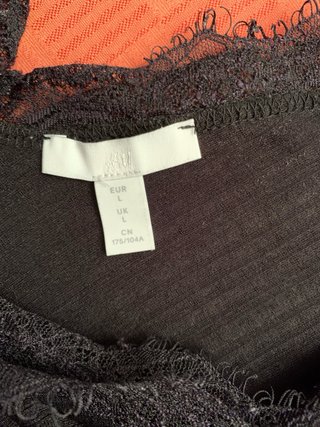 Camiseta negra con encaje