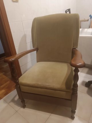 Sillón tapizado madera