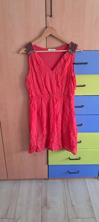 Vestido anaranjado con adornos