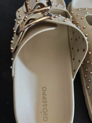 Sandalias Gioseppo Beige con Tachuelas Doradas