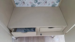 Armario antiguo restaurado con papel botánico