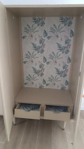 Armario antiguo restaurado con papel botánico
