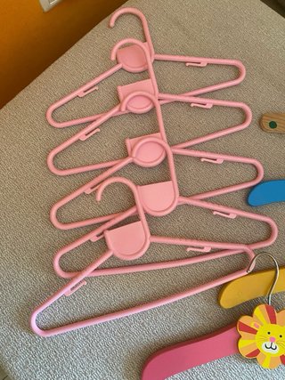 Lote 5 perchas infantiles rosas