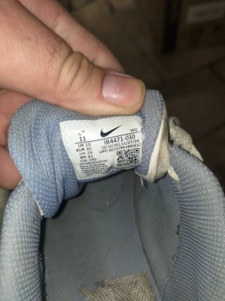2 paia di scarpe. 1 nuovo marca economica 1 usata