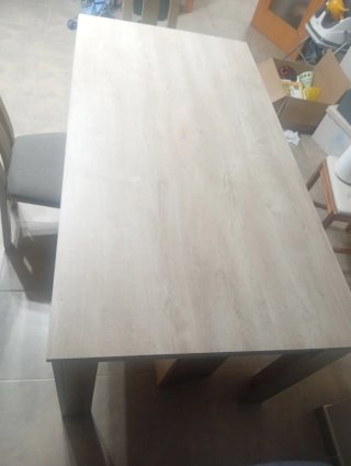 Mesa de comedor de madera.