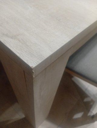 Mesa de comedor de madera.