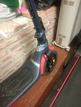 Patinete Eléctrico Red Bull Casi Nuevo
