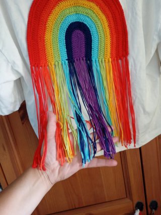 Camiseta oversize con arcoíris crochet