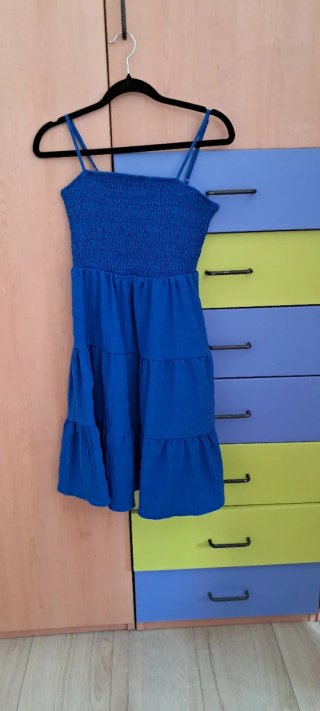 Vestido azul con tirantes y volantes