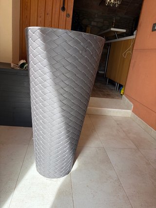 Macetero alto gris con cesta interior