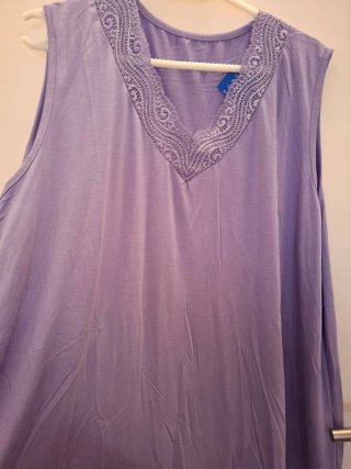Blusa lila con encaje