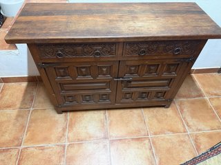 Mueble antiguo de madera con cajones