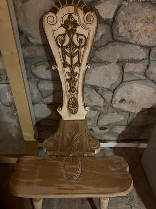 Silla antigua madera beige y dorada