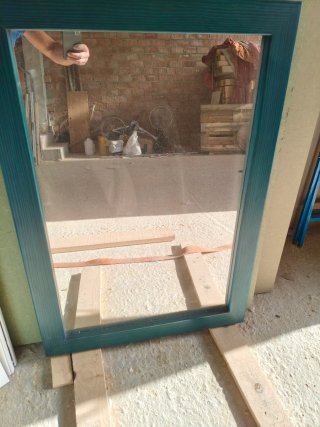 Mueble baño azul con puertas de cristal estantería