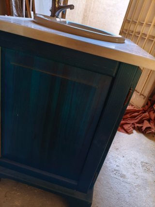 Mueble baño azul con puertas de cristal estantería