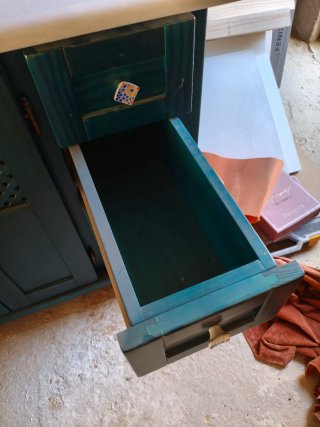 Mueble baño azul con puertas de cristal estantería