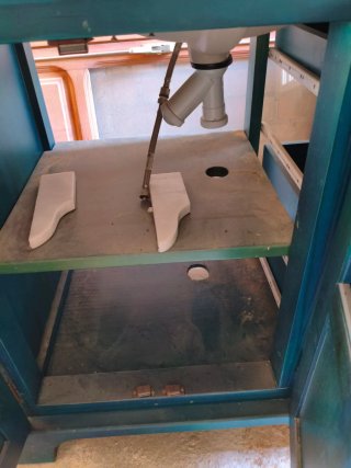 Mueble baño azul con puertas de cristal estantería