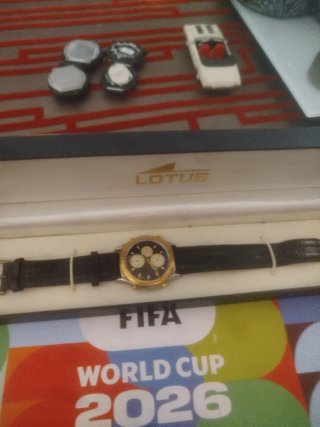 Reloj Lotus Negro y Dorado