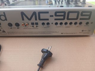Roland MC-909 Sampling Groovebox Plata