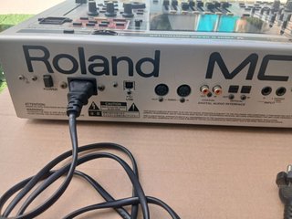 Roland MC-909 Sampling Groovebox Plata